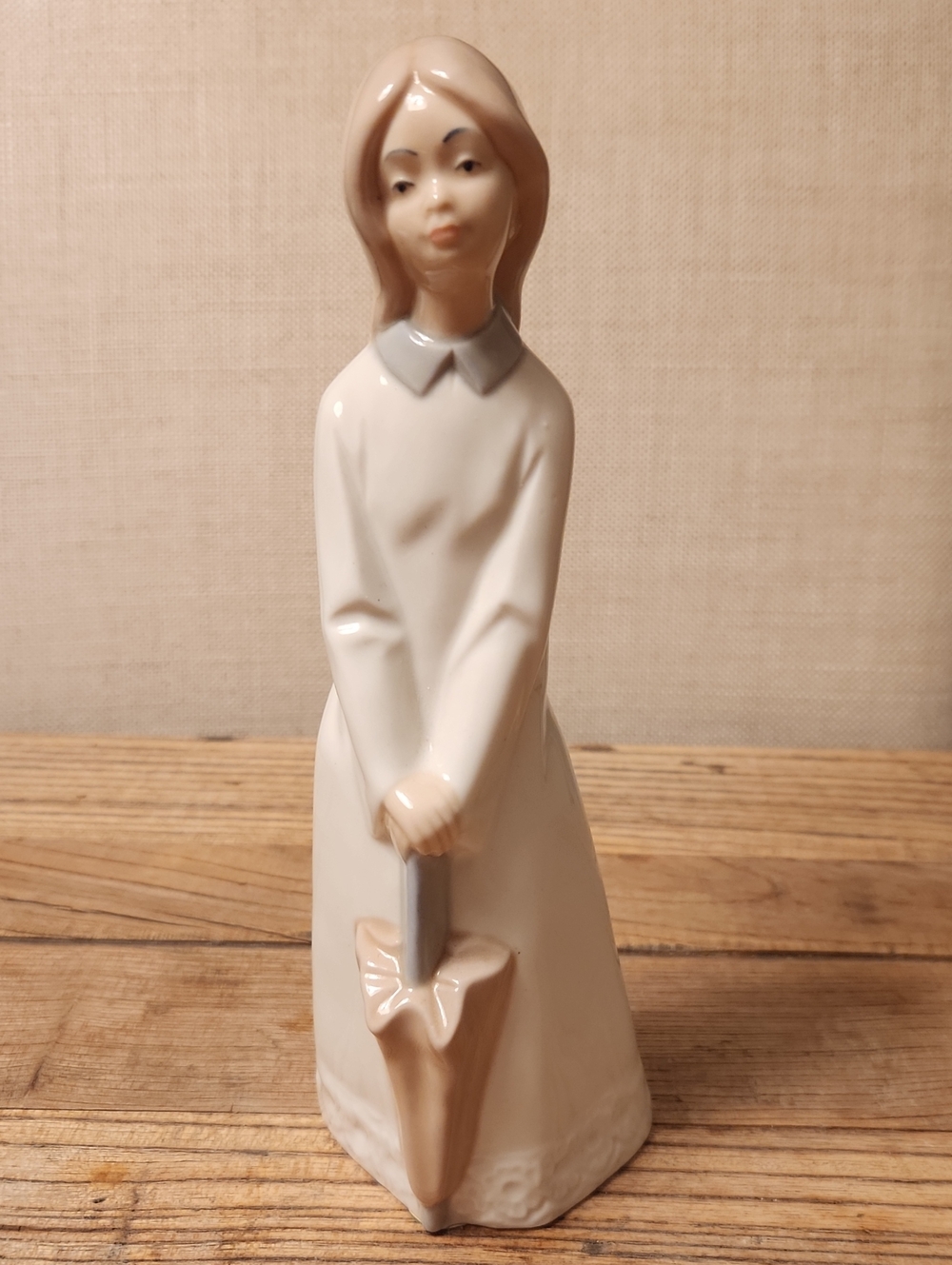 Porcelans Jango Porcelain Girl Holding Umbrella Figurine